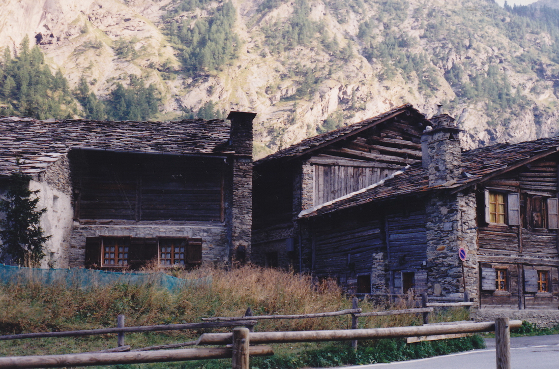 35 Valnontey.jpg - Antichi edifici di montagna a Valnontey, nel comune di Cogne (Valle d'Aosta)